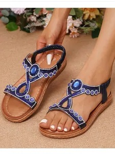 Détails de sandales plates bohèmes avec perles bleu marine, gemme et strass étincelants