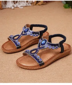 Détails de sandales plates bohèmes avec pierres bleues et strass étincelants
