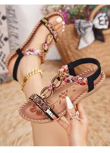 Dettaglio dei sandali boho con cinturini intrecciati e decorazioni di perline floreali