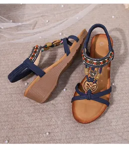 Λεπτομέρεια από boho πέδιλα με πλατφόρμα, μπλε λουράκια, χάντρες και μεταλλικά στοιχεία