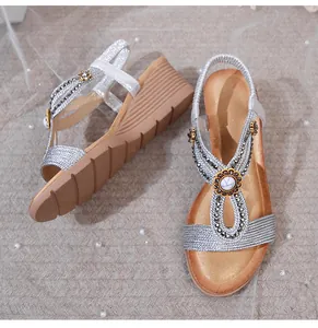 Κοντινό πλάνο boho πέδιλα πλατφόρμες με ασημένιες χάντρες και φλοράλ στρας λεπτομέρειες