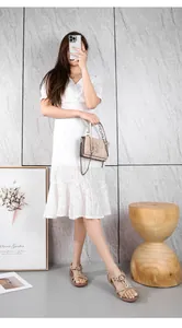Style d'été avec sandales bohèmes en strass et robe en dentelle blanche élégante