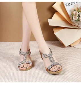 Detail von Damen-Sandalen in Braun mit T-Riemen und funkelnden Strass-Geometriemustern
