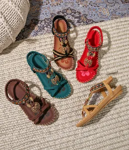Sandali boho con perline etniche e ciondoli a farfalla in cinque diversi colori