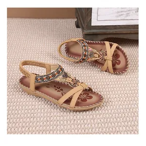 Λεπτομέρεια boho σανδάλια με χάντρες, πλεγμένα λουράκια και ένδειξη μεγέθους 37
