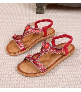 Détails des sandales plates bohèmes rouges avec strass en T et ornements de perles fines