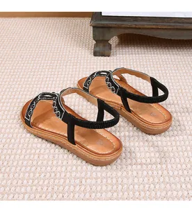 Détail de sandales noires bohèmes avec broderies perlées et bride arrière élastique