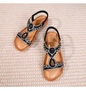 Détails des sandales plates bohèmes avec perles noires et ornements en strass brillants