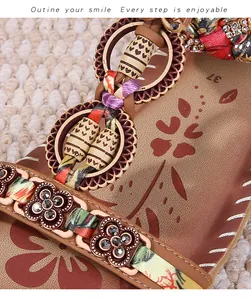 Dettaglio di cinturini in tessuto floreale boho con fiori in metallo e strass su sandali flat