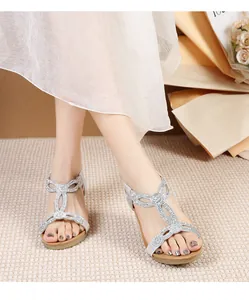 Detailansicht silberner Strass-Sandalen mit T-Riemen und rutschfester Plateausohle