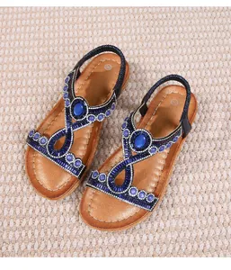 Vue de dessus des sandales plates bohèmes avec perles bleues, strass et bride arrière