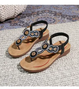 Detail von böhmischen Keilsandalen mit aufwendigem floralem Strassbesatz am Riemen