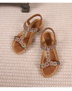 Detail van bohemien platte sandalen met kralenbloemmotieven en strass-accenten