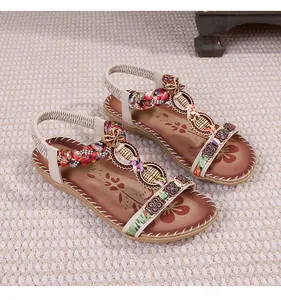 Dettaglio di sandali etnici con corde intrecciate e ornamenti in metallo vintage