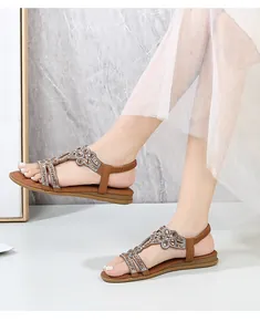 Vista dettagliata dei sandali bassi bohémien marroni con eleganti decorazioni in strass