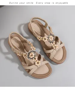 Détails de sandales bohèmes avec broderies florales en perles et strass brillants sur bride T