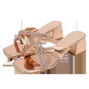 Roségouden platform sandalen voor dames met strass knoop en vierkante hoge hak