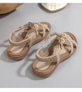 Vue détaillée de sandales plates bohèmes avec décoration florale et bride arrière élastique