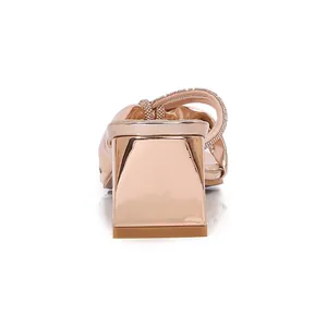 Bohemian sandalen in roségoud met strass-steentjes en hoge blokhakken