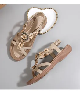 Détail de sandales plates bohèmes avec fleurs perlées et bride arrière élastique
