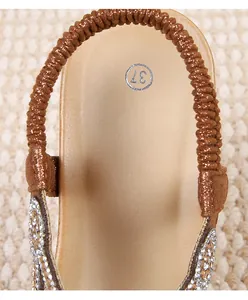 Detail von Damen Keilsandalen Größe 37 mit Strassriemen und elastischen Bändern