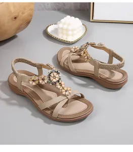Vue de dessus de sandales plates bohèmes beige avec perles florales et bride arrière élastique
