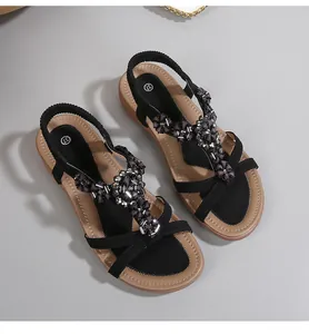 Détails de sandales noires bohèmes avec lanières en T ornées de fleurs en strass