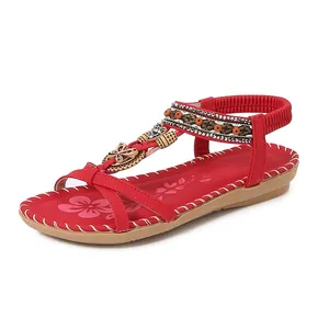 Sandali piatti rossi bohémien da donna con perline colorate e farfalla decorativa