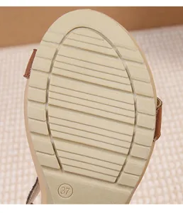 Detailansicht der beigen TPR-Rutschfeste Sohle mit Antirutsch-Muster und Größe 37