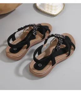 Détail de sandales bohèmes noires avec brides croisées en strass et sangle arrière élastique