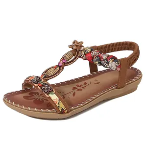 Sandali bassi stile bohémien da donna con strass e dettagli floreali su bianco