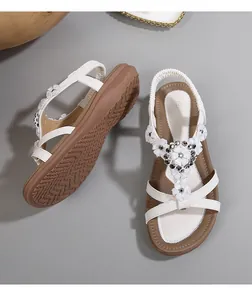 Détail de sandale bohème blanche avec broderie de perles et semelle antidérapante