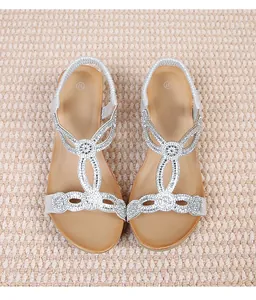 Detailaufnahme der Strass-Sandalen mit Größenmarkierung 37 und elastischem Band