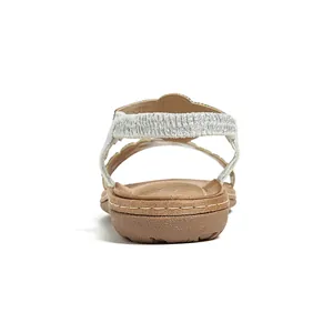 Détail de la bride de talon argentée élastique et semelle en caoutchouc des sandales Boho