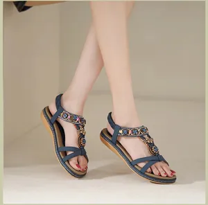 Detailansicht der flachen blauen Boho-Sandalen mit bunten Perlen und Metallblüten