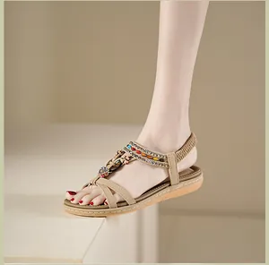 Détail de sandales boho kaki avec perles colorées, accents métal et décor floral