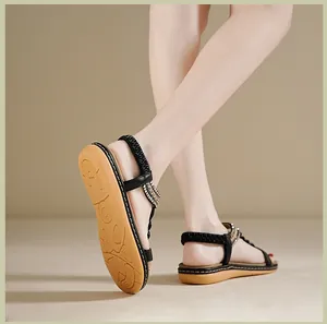 Detail der rutschfesten Gummisohle und des elastischen Fersenriemens der flachen Sandalen