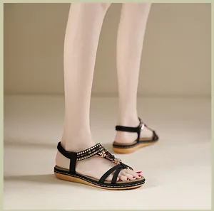 Détails des sandales noires à bride en T avec perles colorées et fleurs en métal