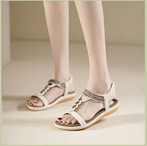 Detailaufnahme der Sommer-Flachsandalen mit Strassriemen und elastischer Ferse für Damen