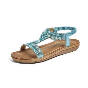 Détail de sandales bohèmes bleu clair avec perles étincelantes et strass brillants