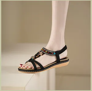 Détail de sandales T-strap bohèmes avec perles colorées et accents floraux en métal