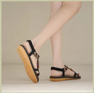 Detailansicht der Boho-Sandalen mit Stickerei, Strasssteinen und rutschfester Gummisohle