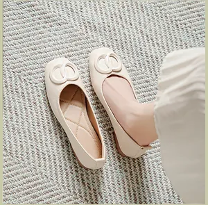 Detail van de zachte gewatteerde zool en metalen gesp op beige platte schoenen