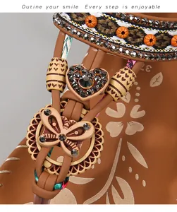 Detail van bohemien platte sandaal met hartvormige strass en kleurrijke borduursels