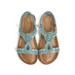 Détail de sandales bohèmes avec perles turquoise et strass brillants sur le dessus