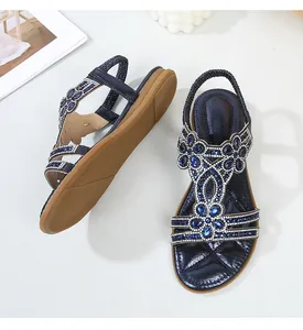 Λεπτομέρεια macro από μπλε boho σανδάλια με κρυστάλλινα λουλούδια και μαλακό εσωτερικό πάτο