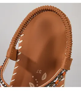 Detail van boho bruine sandalen met maat 37, kralenbandjes en geplooid kunstleer materiaal