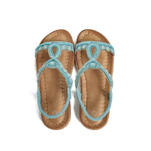 Détail de sandales plates bohèmes avec pierres précieuses turquoise et perles de cristal