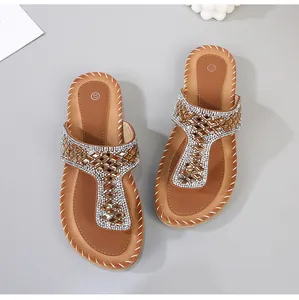 Vista detallada de chanclas planas bohemias con diamantes de imitación y talla 37