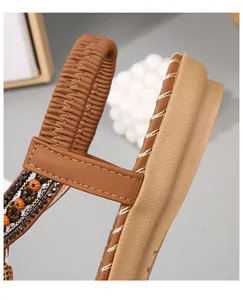 Detailopname van de Boheemse sandalen met kralen, elastische band en gestikte zool